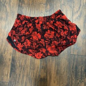 Lululemon Athletica Red Floral Women's shorts sz 8
